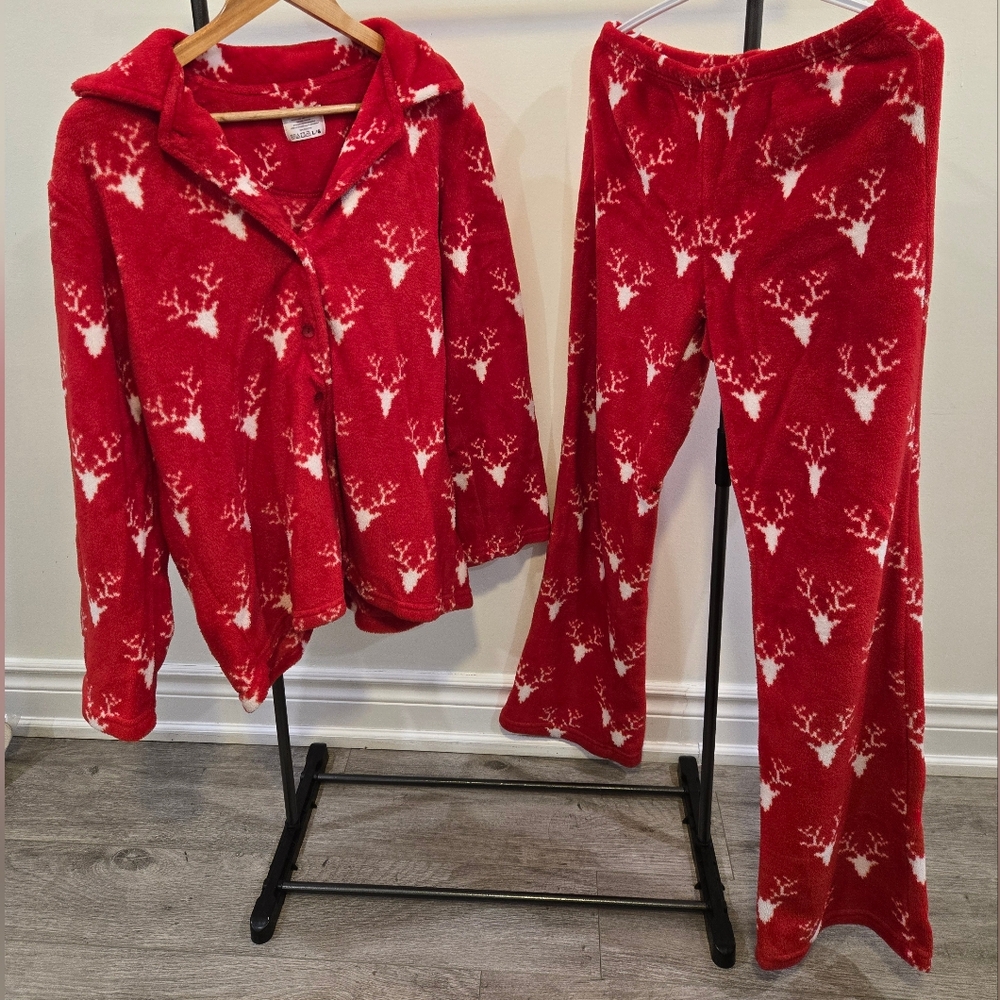 3/55$ - Cozy Red Reindeer Women's Pajamas